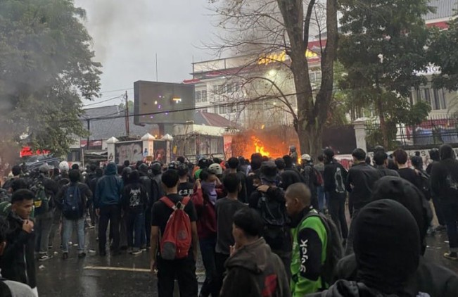 Demo di Bandung panas, rumah aset MPR terbakar. [X]